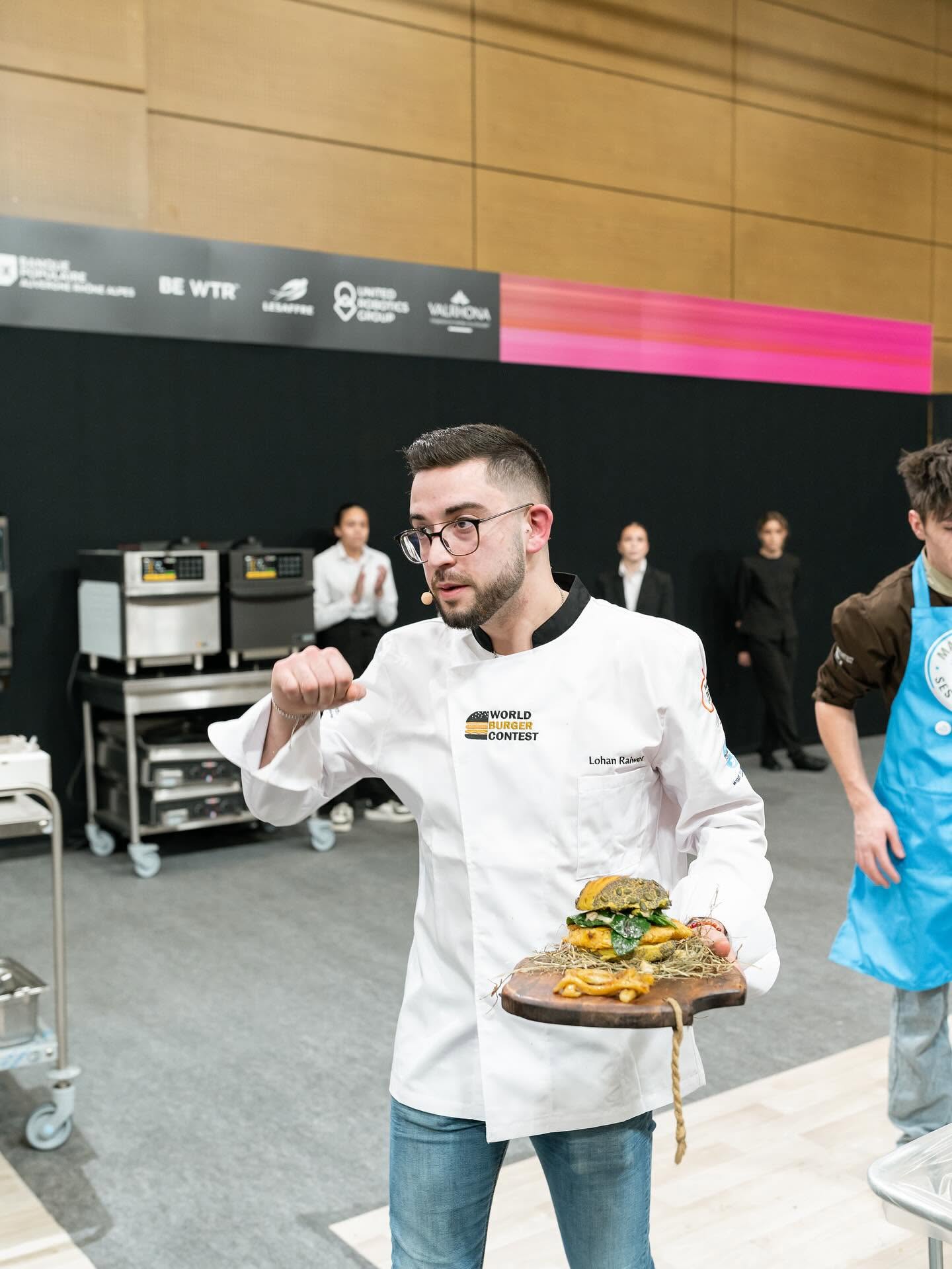 Lohan Raiwet et sa création lors du concours mondial du burger