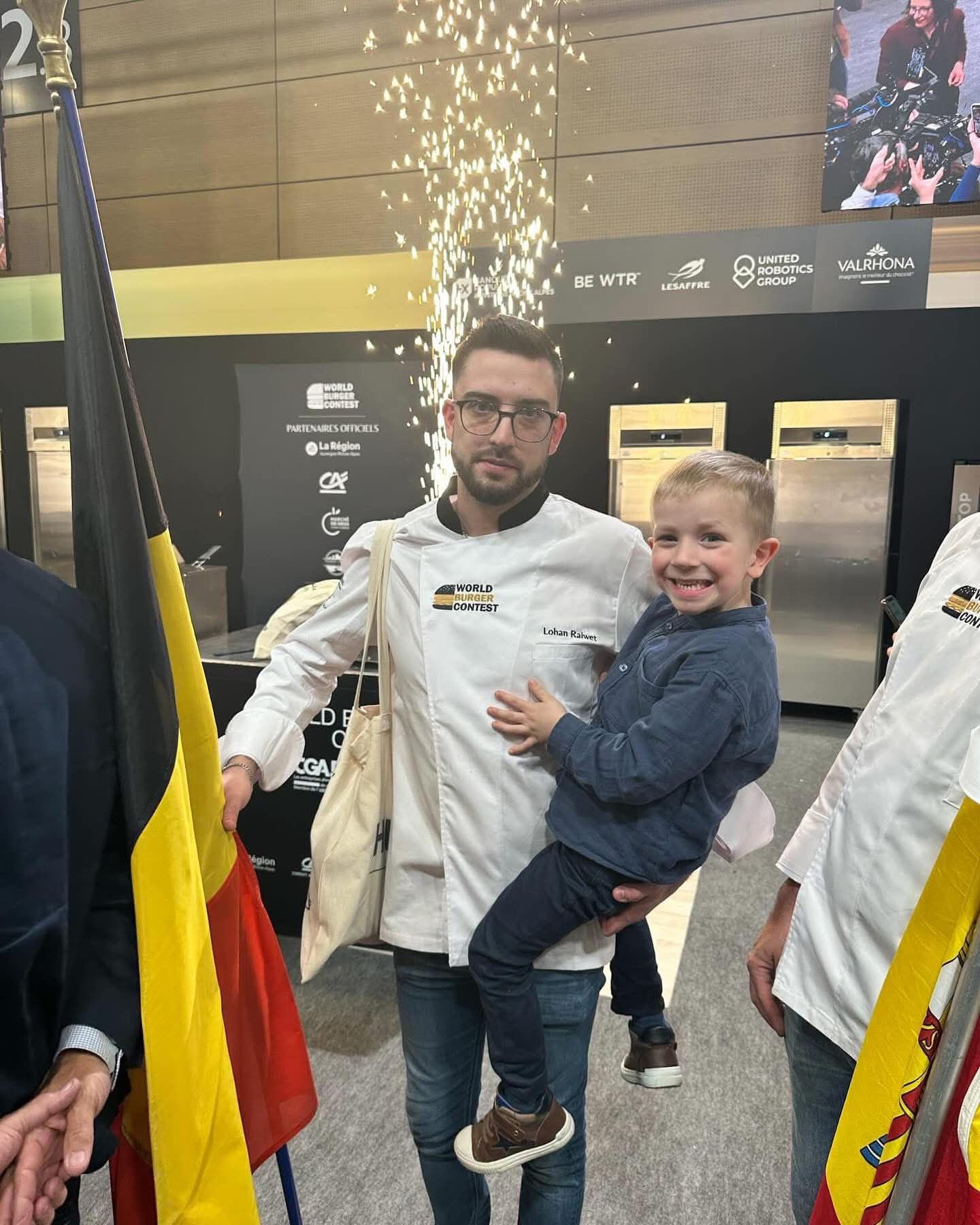 Lohan Raiwet et son fils avec le drapeau belge au World Burger Contest