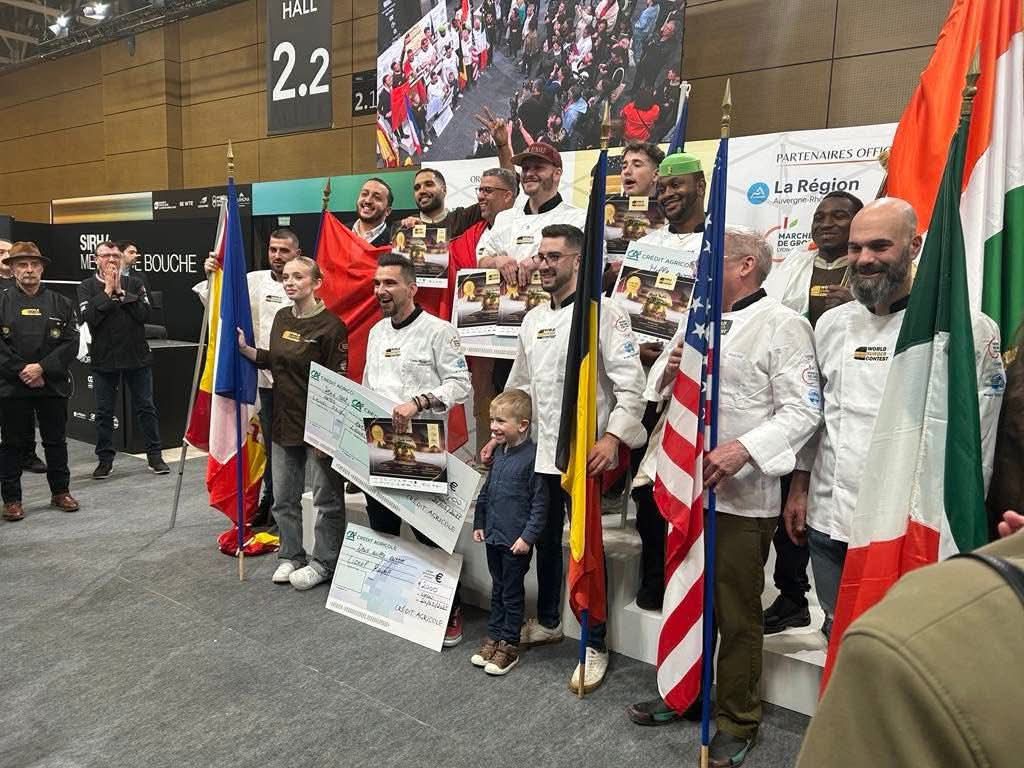 Lohan Raiwet sur le podium du World Burger Contest 2025 entouré des finalistes internationaux