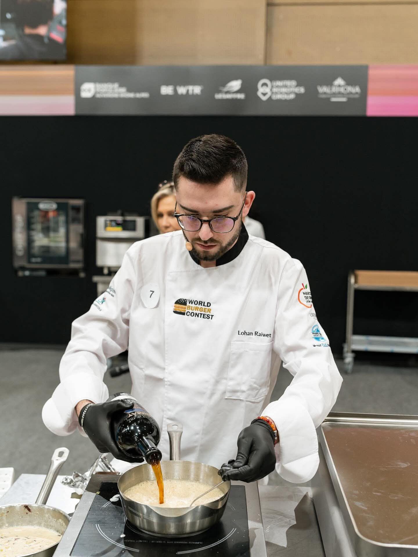 Lohan Raiwet verse une sauce en pleine épreuve du World Burger Contest