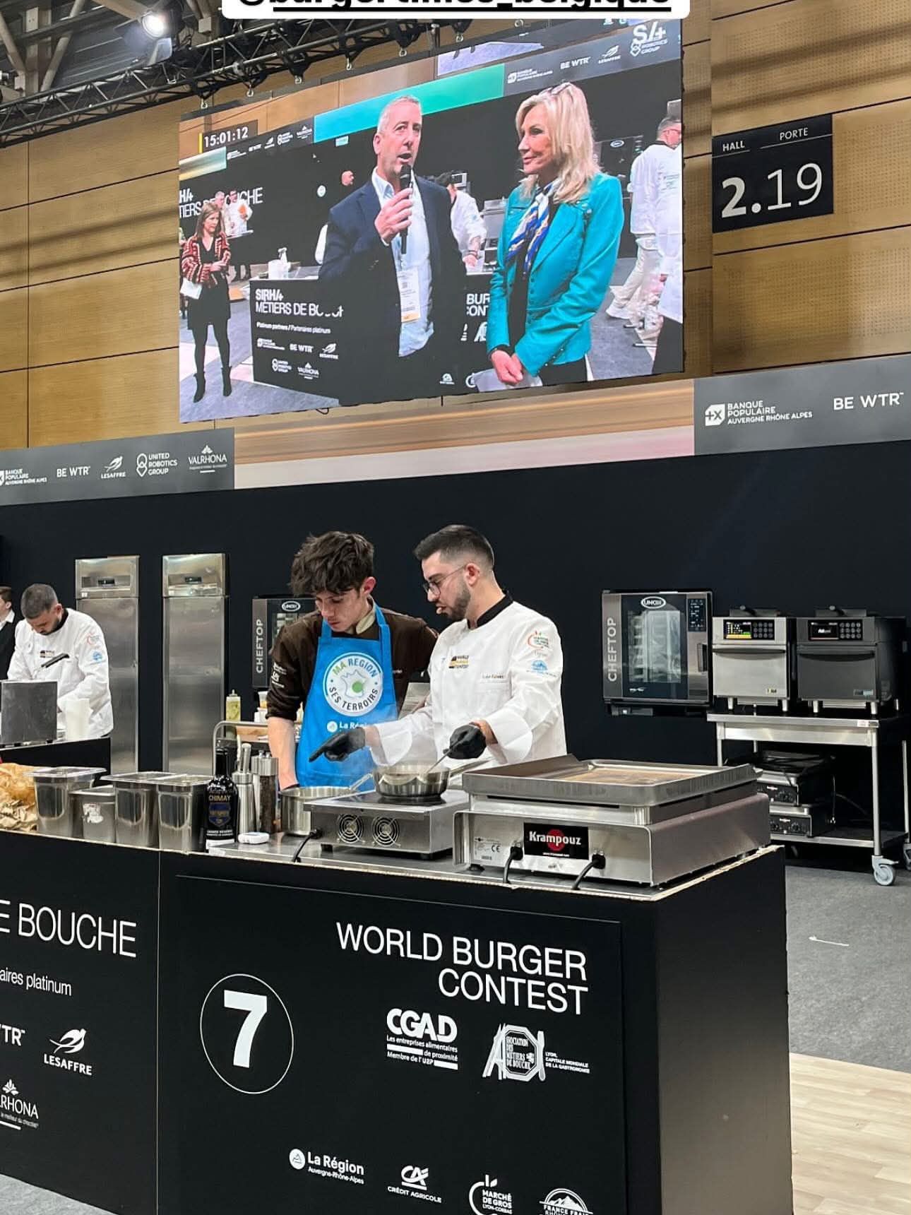 Lohan Raiwet en pleine préparation sur le stand du World Burger Contest